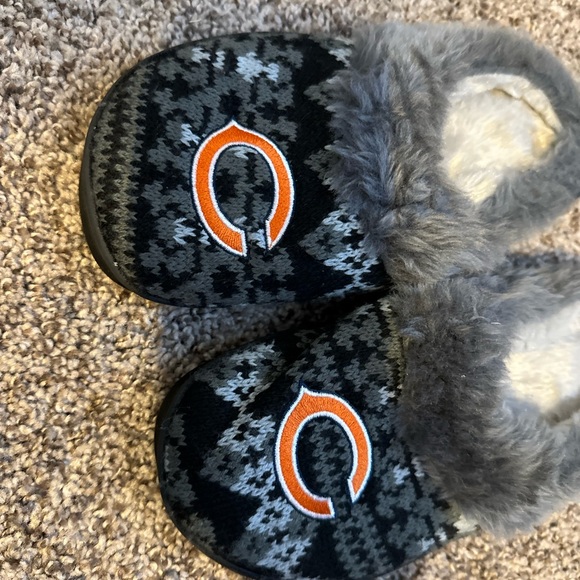 CHICAGO CUBS Fuzzy Slippers - Picture 2 of 11